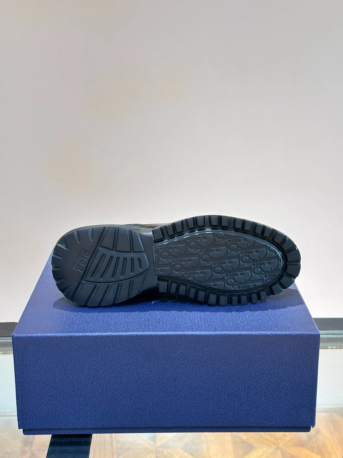 Ex-factory price: 540💰Dior Combat Dior Men's Loafers This Dior Combat loafer presents a mixed style that combines fashionable design with sporty elements. The upper is crafted from black polished calfskin leather and finished with Dior's signature saddle strap. Paired with lightweight soles, it combines a variety of elements to highlight the charm of high-end customization. Brand logo on the side adds style. Mixed style eva outsole engraved with brand pattern Size: 39-44 (customized at 38.45)